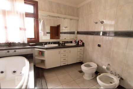 Casa à venda com 390m², 4 quartos e 4 vagasBanheiro da Suíte