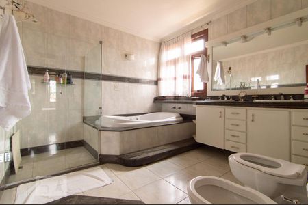 Casa à venda com 390m², 4 quartos e 4 vagasBanheiro da Suíte