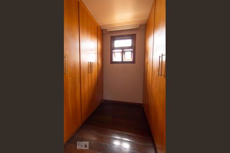 Casa à venda com 390m², 4 quartos e 4 vagasCloset do quarto