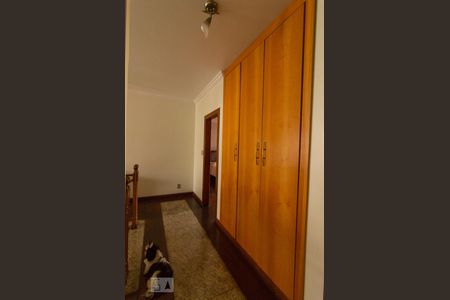 Casa à venda com 390m², 4 quartos e 4 vagasCorredor