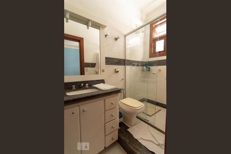 Casa à venda com 390m², 4 quartos e 4 vagasBanheiro da Suíte 1