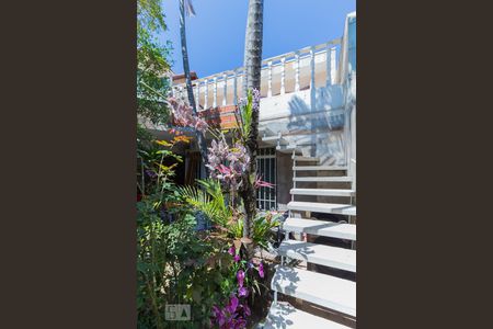 Casa para alugar com 70m², 2 quartos e sem vaga Casa para alugar com 70m², 2 quartos e sem vagaEscada