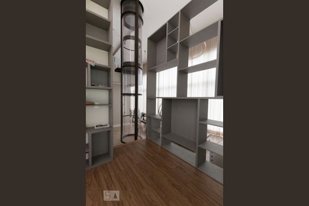 Casa de condomínio à venda com 300m², 4 quartos e 6 vagasEscritório