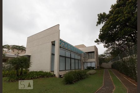 Casa de condomínio à venda com 300m², 4 quartos e 6 vagasFachada