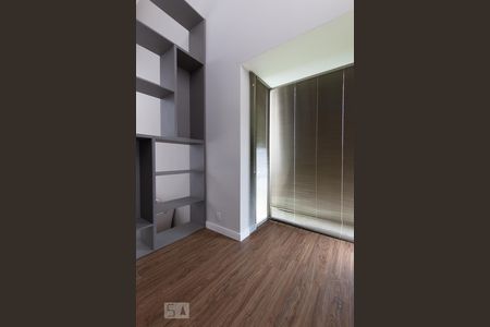 Casa de condomínio à venda com 300m², 4 quartos e 6 vagasEscritório