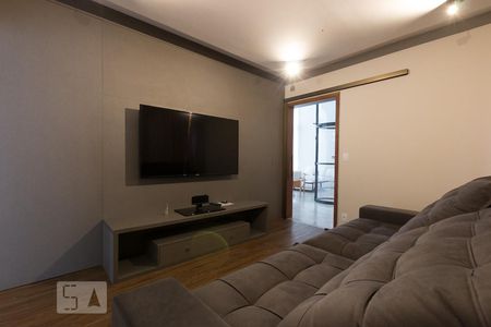 Casa de condomínio à venda com 300m², 4 quartos e 6 vagasSala de TV