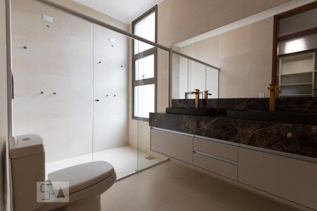 Casa de condomínio à venda com 300m², 4 quartos e 6 vagasBanheiro do Quarto 4