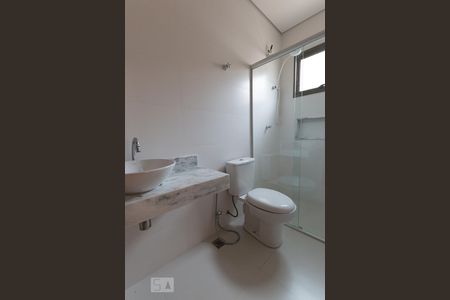 Casa de condomínio à venda com 300m², 4 quartos e 6 vagasBanheiro de Serviço