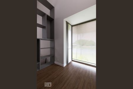 Casa de condomínio à venda com 300m², 4 quartos e 6 vagasEscritório