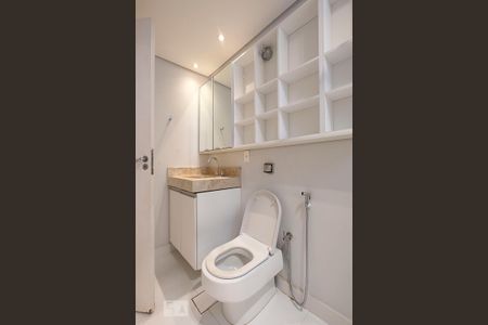 Banheiro de apartamento para alugar com 1 quarto, 40m² em Cerqueira César, São Paulo