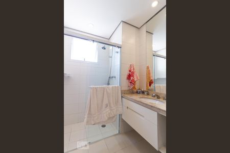 Apartamento à venda com 210m², 3 quartos e 4 vagasBanheiro da Suíte 1