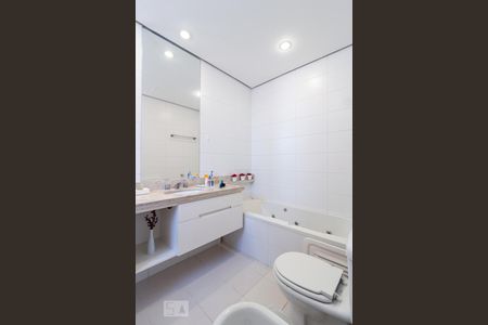 Apartamento à venda com 210m², 3 quartos e 4 vagasBanheiro da Suíte 1