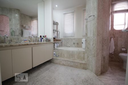 Apartamento à venda com 312m², 4 quartos e 4 vagasBanheiro da suíte 2
