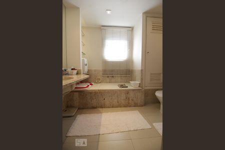 Apartamento à venda com 312m², 4 quartos e 4 vagasBanheiro