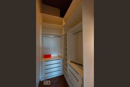 Casa à venda com 280m², 3 quartos e 6 vagasCloset