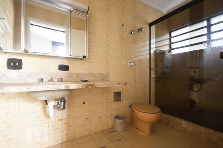 Banheiro 1 de casa à venda com 4 quartos, 700m² em Jardim Everest, São Paulo