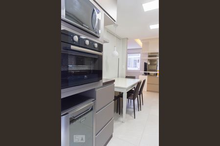Cozinha com deslocamento da mesa de apartamento para alugar com 2 quartos, 66m² em Auxiliadora, Porto Alegre