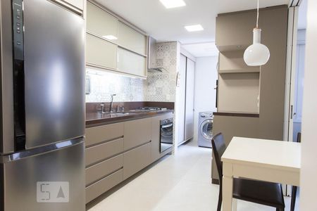 Cozinha sem deslocamento da mesa de apartamento para alugar com 2 quartos, 66m² em Auxiliadora, Porto Alegre