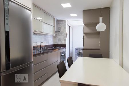 Cozinha com deslocamento da mesa de apartamento para alugar com 2 quartos, 66m² em Auxiliadora, Porto Alegre
