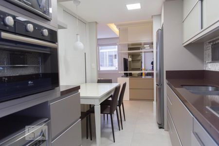 Cozinha com deslocamento da mesa de apartamento para alugar com 2 quartos, 66m² em Auxiliadora, Porto Alegre