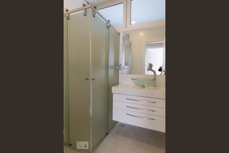 Banheiro de apartamento para alugar com 2 quartos, 66m² em Auxiliadora, Porto Alegre