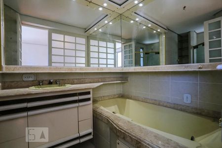 Apartamento para alugar com 200m², 3 quartos e 3 vagas Apartamento para alugar com 200m², 3 quartos e 3 vagasBanheiro da Suite