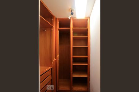Apartamento para alugar com 200m², 3 quartos e 3 vagas Apartamento para alugar com 200m², 3 quartos e 3 vagasCloset da Suite