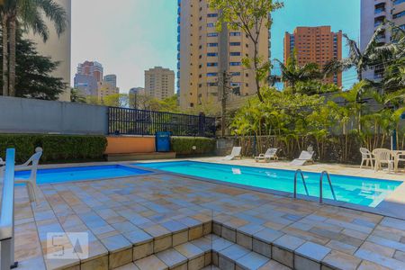 Apartamento para alugar com 200m², 3 quartos e 3 vagas Apartamento para alugar com 200m², 3 quartos e 3 vagasÁrea comum - Piscina