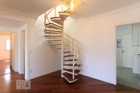Apartamento para alugar com 200m², 3 quartos e 3 vagas Apartamento para alugar com 200m², 3 quartos e 3 vagasEscada
