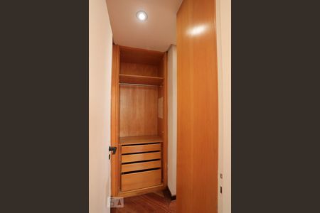 Apartamento para alugar com 200m², 3 quartos e 3 vagas Apartamento para alugar com 200m², 3 quartos e 3 vagasCloset da Suite