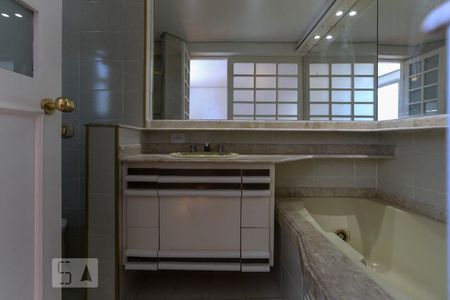 Apartamento para alugar com 200m², 3 quartos e 3 vagas Apartamento para alugar com 200m², 3 quartos e 3 vagasBanheiro da Suite