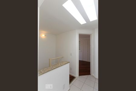 Apartamento para alugar com 200m², 3 quartos e 3 vagas Apartamento para alugar com 200m², 3 quartos e 3 vagasEscada