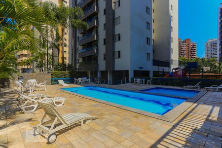 Apartamento para alugar com 200m², 3 quartos e 3 vagas Apartamento para alugar com 200m², 3 quartos e 3 vagasÁrea comum - Piscina