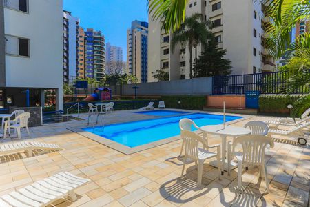 Apartamento para alugar com 200m², 3 quartos e 3 vagas Apartamento para alugar com 200m², 3 quartos e 3 vagasÁrea comum - Piscina