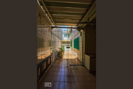 Casa à venda com 330m², 3 quartos e 5 vagasAcesso a Garagem - Corredor Lateral 