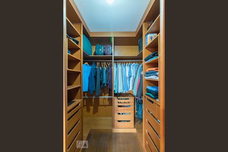 Casa à venda com 271m², 3 quartos e 6 vagas Casa à venda com 271m², 3 quartos e 6 vagasCloset da Suite