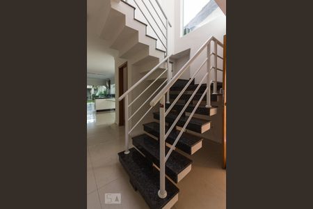 Escadas de casa para alugar com 3 quartos, 165m² em Vila Ester (zona Norte), São Paulo