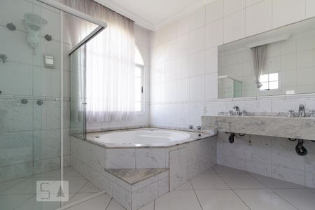 Casa de condomínio para alugar com 400m², 4 quartos e 4 vagasBanheiro Suíte 1