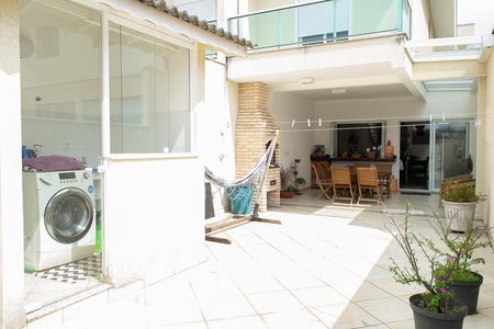 Casa à venda com 450m², 3 quartos e 8 vagas Casa à venda com 450m², 3 quartos e 8 vagasQUINTAL / ÁREA DE SERVIÇO