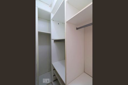 Casa de condomínio à venda com 480m², 3 quartos e 3 vagasCloset da suíte 1