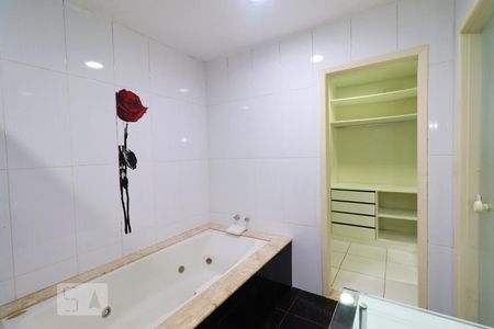 Casa de condomínio à venda com 480m², 3 quartos e 3 vagasBanheiro da Suíte 2