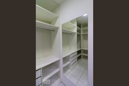 Casa de condomínio à venda com 480m², 3 quartos e 3 vagasCloset da suíte 2