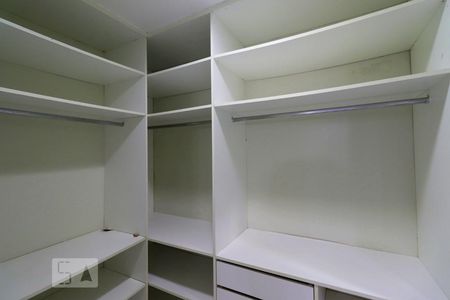 Casa de condomínio à venda com 480m², 3 quartos e 3 vagasCloset da suíte 2