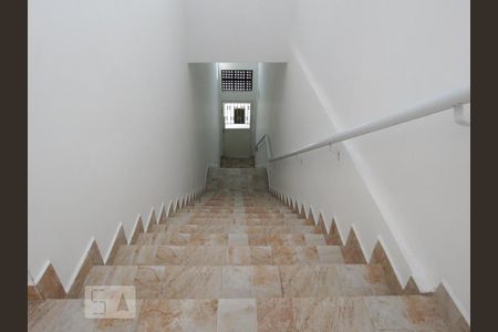 Apartamento para alugar com 56m², 2 quartos e sem vaga Apartamento para alugar com 56m², 2 quartos e sem vagaEscada de entrada