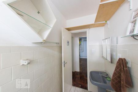 Banheiro de apartamento à venda com 2 quartos, 53m² em Medianeira, Porto Alegre