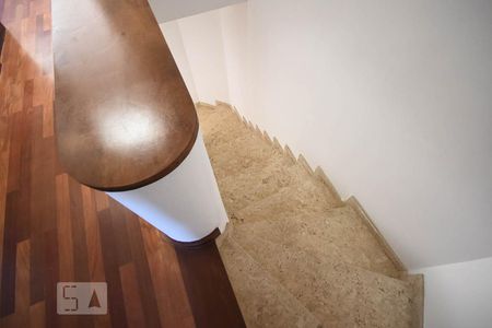 Casa de condomínio à venda com 456m², 3 quartos e 4 vagasEscada