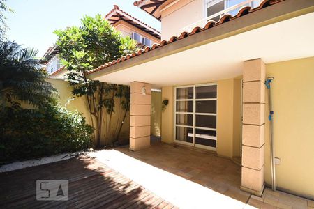 Casa de condomínio à venda com 456m², 3 quartos e 4 vagasFundos da Casa