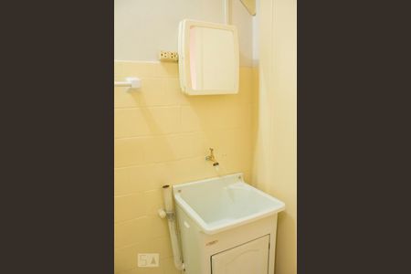 Banheiro de kitnet/studio para alugar com 1 quarto, 25m² em Centro Histórico, Porto Alegre