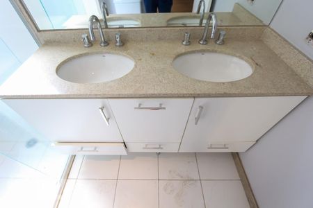 Apartamento à venda com 129m², 3 quartos e 2 vagasBanheiro da suíte 1