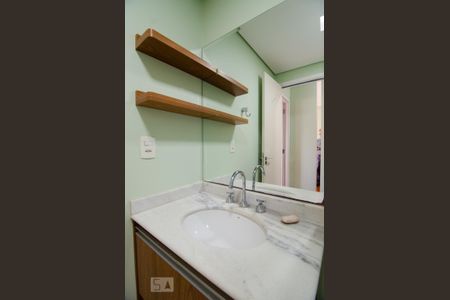 Banheiro de apartamento à venda com 1 quarto, 45m² em Cambuí, Campinas
